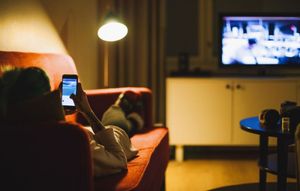 TV und Handy: Mediales Multitasking ist weit verbreitet (Foto: uconn.edu)