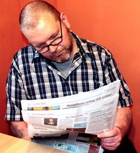 Mann mit Zeitung: Voreingenommenheit schadet Ansehen (Foto: pixabay.com, kalhh)