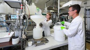 Océane Hammes (links) und Lucas Ott im Labor (Foto: Alain Herzog, epfl.ch)