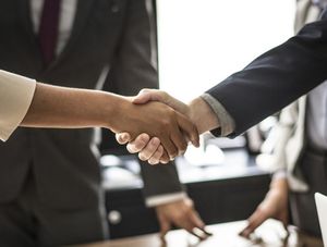 Handshake: Wechselnde Kunden sind ein Risiko (Foto: pixabay.com, rawpixel)