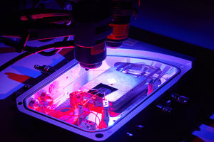 Neuer Gehirnchip im strahlenden Licht im Labor (Foto: rmit.edu.au)