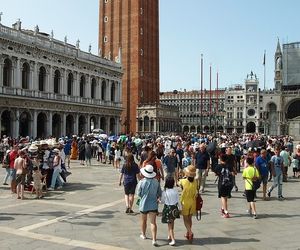Von Touristen überfluteter Markusplatz in Venedig (Foto: pixabay.com, ahundt)