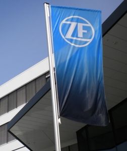 ZF-Fahne: Handelskonflikte setzen Automobilzulieferer stark zu (Foto: zf.com)