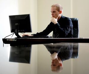 Mann vor dem Rechner: User misstrauen 