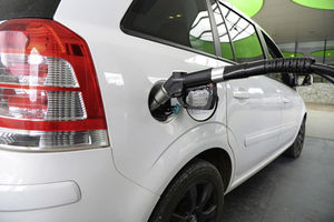 Betanken eines Erdgasautos (Foto: fotoART by Thommy Weiss, pixelio.de)