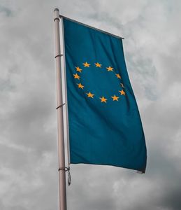 EU-Flagge: Kampf gegen Steuerbetrug erschwert (Foto: unsplash.com, Sara Kurfeß)