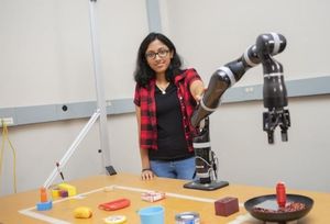 Lakshmi Nair bei Tests mit dem Roboter (Foto: RAIL, gatech.edu)