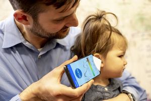 Handy am Kinderohr erstellt die Diagnose (Foto: Dennis Wise, washington.edu)
