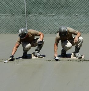 Verstreichen von Beton auf einer Baustelle (Foto: pixabay.com, Skeeze) Verstreichen von Beton auf einer Baustelle (Foto: pixabay.com, Skeeze)