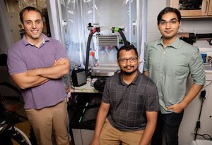Im Labor: Nenad Miljkovic (links) und sein Team (Foto: L. Brian Stauffer) Im Labor: Nenad Miljkovic (links) und sein Team (Foto: L. Brian Stauffer)