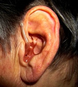 Hörgerät: Das kann eine große Hilfe für Senioren sein (Foto: pixelio.de, Grey59)