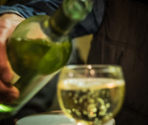 Wein einschenken: Alle zahlen für den Missbrauch (Foto: pixelio.de, Petra Bork)