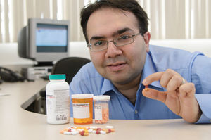 Professor Etminan mit unterschiedlichen Antibiotika (Foto: ubc.ca)