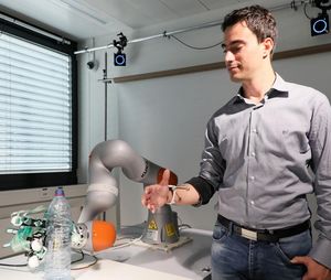Testlauf: Roboterhand beim Ergreifen einer Flasche (Foto: epfl.ch, Alain Herzog)