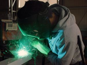 Stahlarbeiter: Brexit schadet der Produktion (Foto: pixabay.com, emirkrasnic)