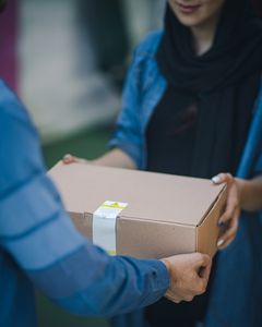 Amazon-Paket: Verkäufer werden geschröpft (Foto: unsplash.com, RoseBox)