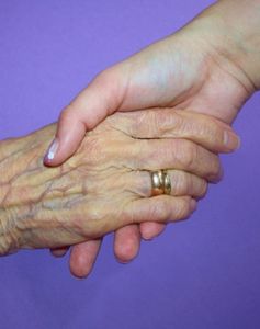 Helfende Hand: Diese ist oft wirksamer als Medikamente (Foto: pixelio.de, Rike)