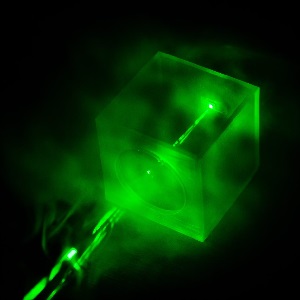 Laser strahlt auf den Probenkäfig: Das macht Gase sichtbar (Foto: ntu.edu.sg)