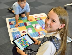 Kind mit Tablet: moderate Bildschirmzeit gesund (Foto: unsplash.com, stem.T4L)