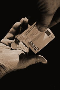 Geld: bereits früh Probleme bei Alzheimer (Foto: pixelio.de, uschi dreiucker)