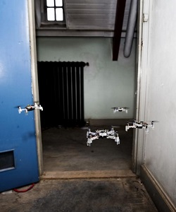 Erkundung: Schwarm agiert autonom (Foto: Guus Schoonewille, mavlab.tudelft.nl)