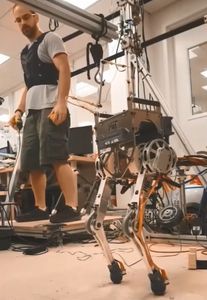 Laufroboter: Imitiert menschliche Bewegung (Foto: youtube.com,  João Luiz Ramos)