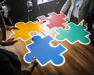 Zusammenfügen: Das hilft, Ideen zu entwickeln (Foto: rawpixel, pixabay.com)