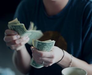 Geld: oft ein Grund für Beziehungsstress (Foto: unsplash.com, Sharon McCutcheon)