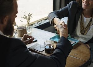 Handshake: Viele Briten wollen neuen Job (Foto: pixabay.com, rawpixel)