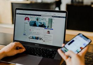 Facebook statt Lernen: Das hat seinen Preis (Foto: unsplash.com, Austin Distel)