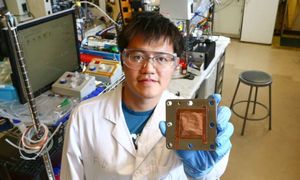 Fengwang Li präsentiert Ka auf Kupferbasis (Foto: utoronto.ca, Tyler Irving)