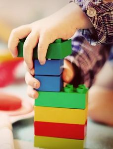 Mit Lego spielen: Händler erwarten gute Umsätze (Foto: FeeLoona, pixabay.com)
