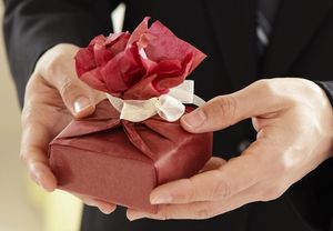 Geschenk: Arbeitgeber belohnen Angestellte (Foto: pixabay.com, chao-ye)