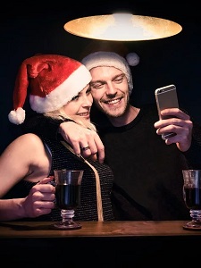 Weihnachts-Flirt: Das kann durchaus positiv wirken (Foto: Vitabello/pixabay.com)