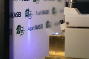 Fluoreszenz, ausgelöst vom UV-C-Laser (Foto: Asahi Kasei, en.nagoya-u.ac.jp)