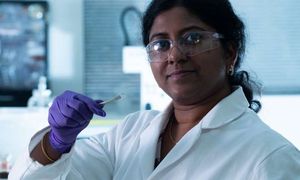 Anulekha Haridas zeigt Knopfzelle mit neuer Technik (Foto: Jeff Fitlow/rice.edu)