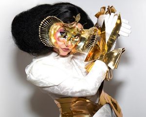 Künstlerin Björk: Wetter-KI kreiert neue Musik (Foto: youtube.com/microsoft.com)