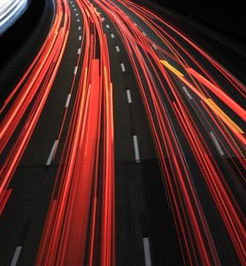 Lichter: laute Autobahn in der Nacht (Foto: pixabay.com, RettungsgasseJETZTde)