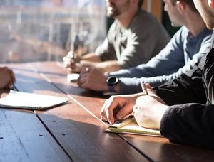 Meeting: Famillienfirma braucht Außenseiter (Foto: unsplash.com, Dylan Gillis)