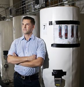 DTU-Forscher Gerald Englmair mit seinen Test-Salzspeichern (Foto: dtu.dk)