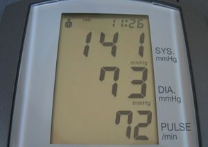 Blutdruckmessgerät: Messen soll einfacher werden (Foto: pixelio.de, Joujou)