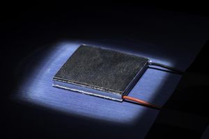 Per Laser behandelter thermoelektrischer Generator (Foto: J. Adam Fenster)