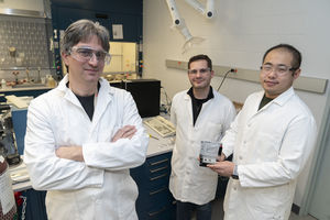 P. Khalifah (links) und Team im Brookhaven National Laboratory (Foto: bnl.gov)
