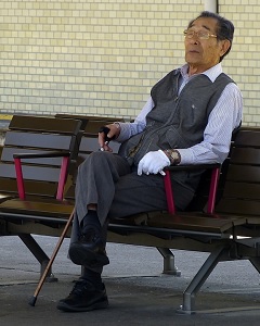 Alter Japaner: ohne Auto gefährdeter (Foto: cegoh, pixabay.com)