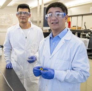 Tao Xu (rechts) mit Kollegen Xun Li im Labor der NIU (Foto: niu.edu)