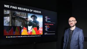 Sami Arpa vor Diagrammen seiner Software (Foto: Alain Herzog, epfl.ch/en)