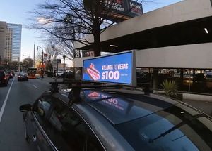 Uber-Werbung: Testlauf für Anzeigen auf Autodach (Foto: youtube.com, Adomni)