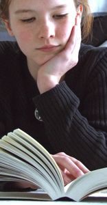 Mädchen: beim Lesen angeblich besser (Foto: pixelio.de, Rainer Sturm)