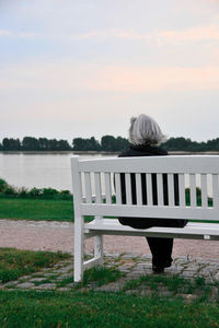 Witwe auf der Bank: höheres Risiko für Alzheimer (Foto: pixelio.de, Petra Bork)