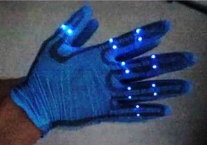 Leuchten: Leistungs-Nachweis für Nanogenerator (Foto: en.nagoya-u.ac.jp)